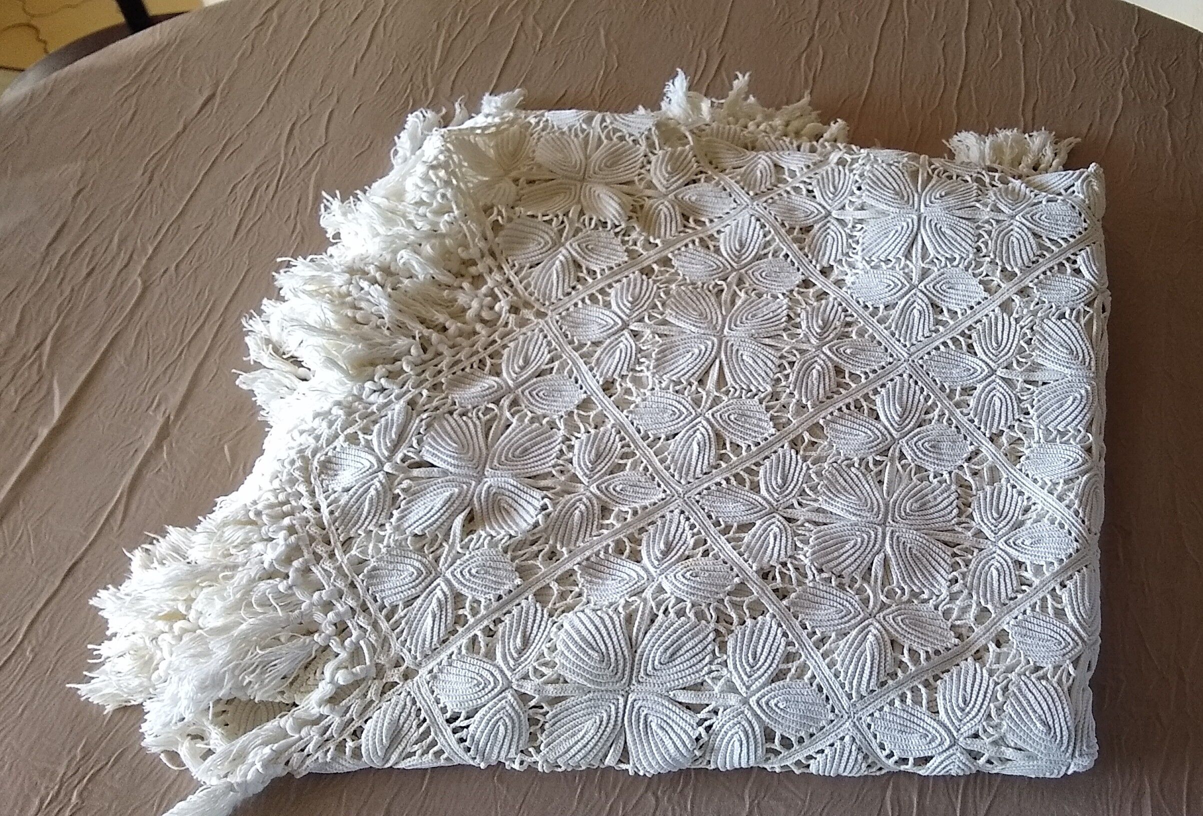 Scalloped bed top in crocheted ecru cotton