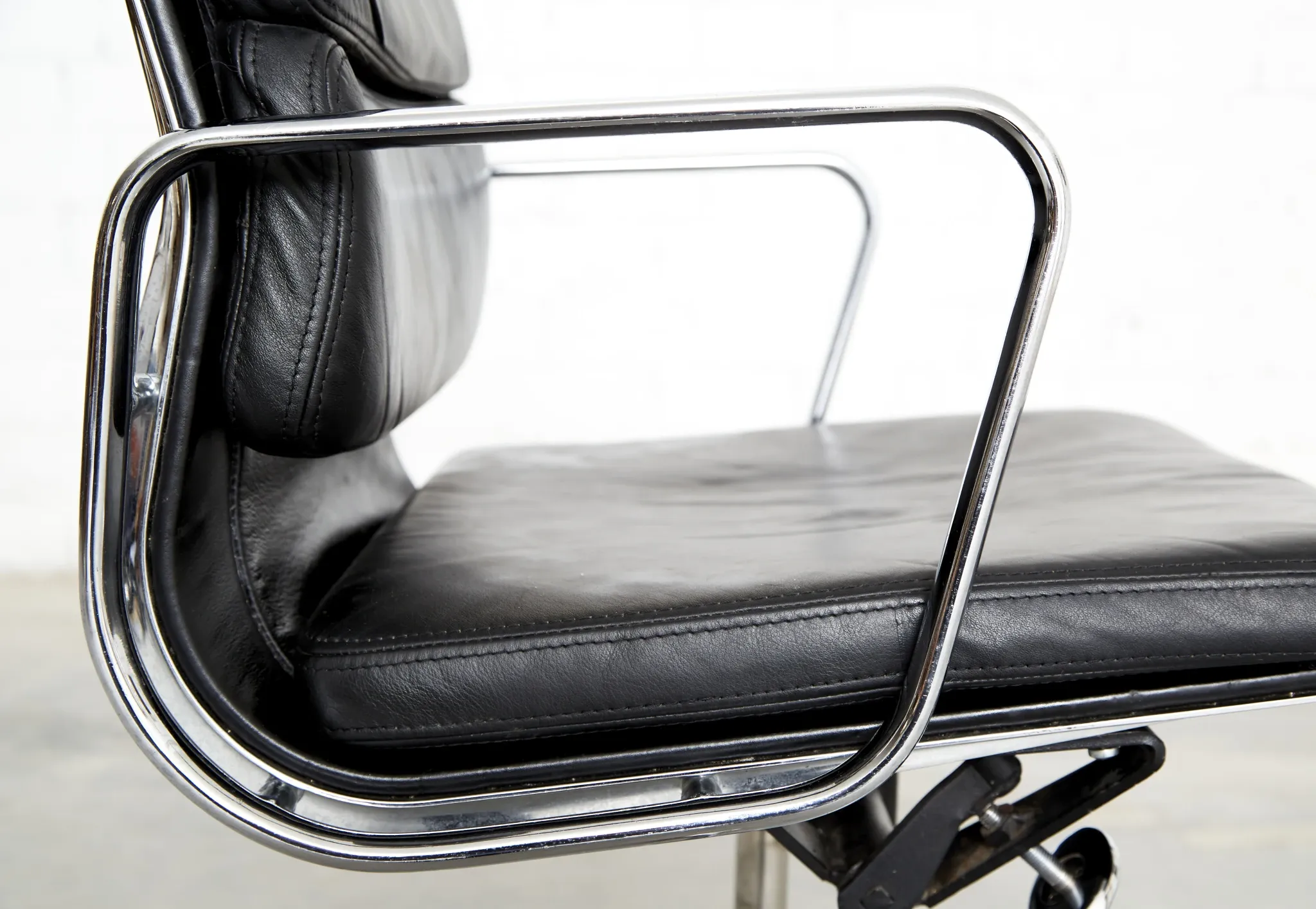 Chaise Soft Pad EA 217 de Charles et Ray Eames pour Vitra