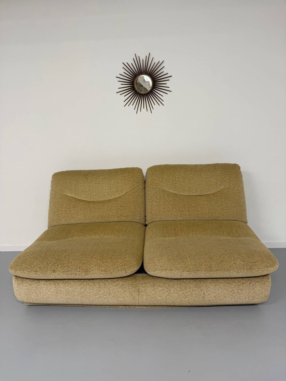 Ancien canapé 2 places convertible en velour design des années 70 vintage
