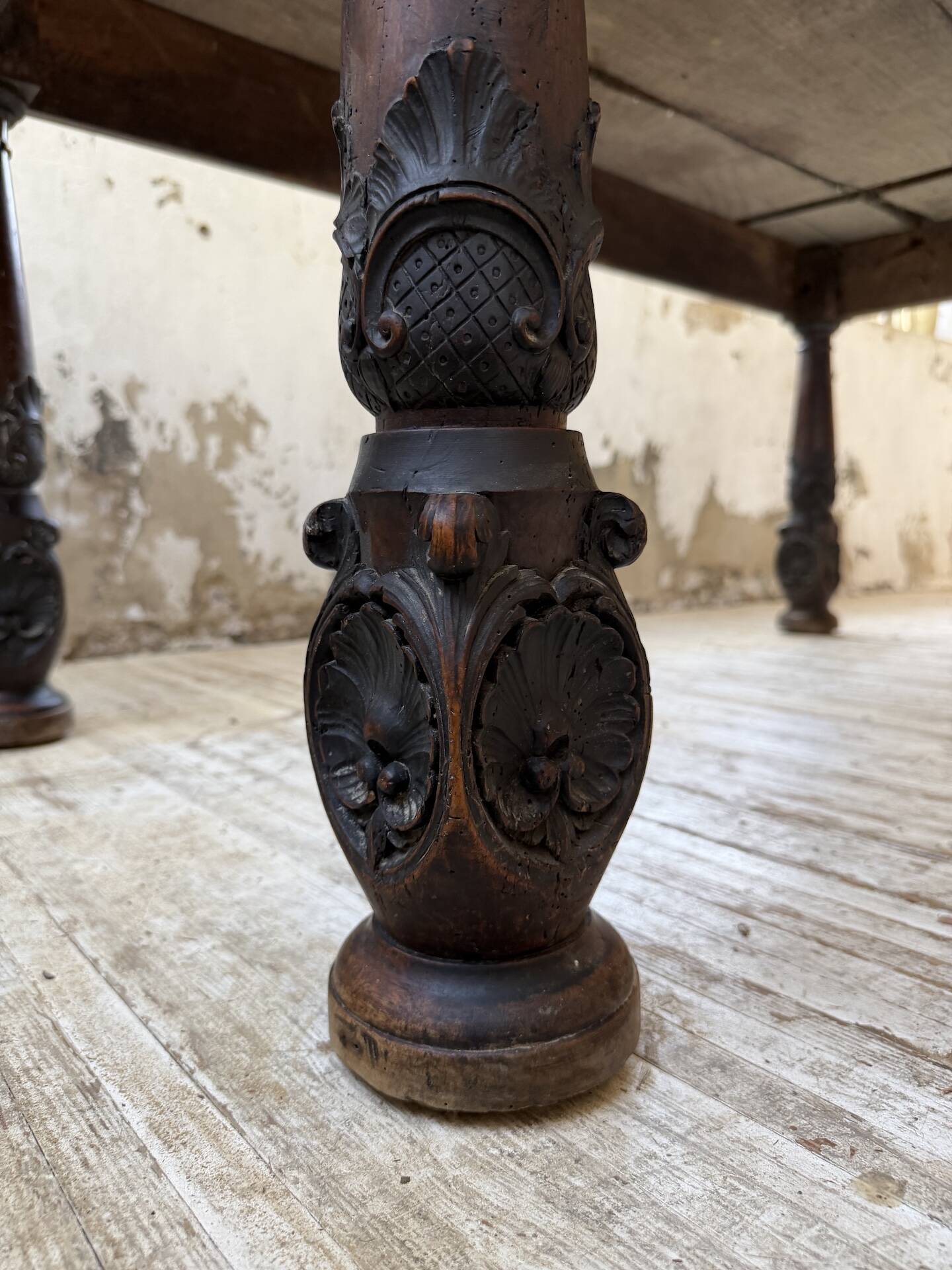 19th-century castle table, carved solid oak, 190cm.
