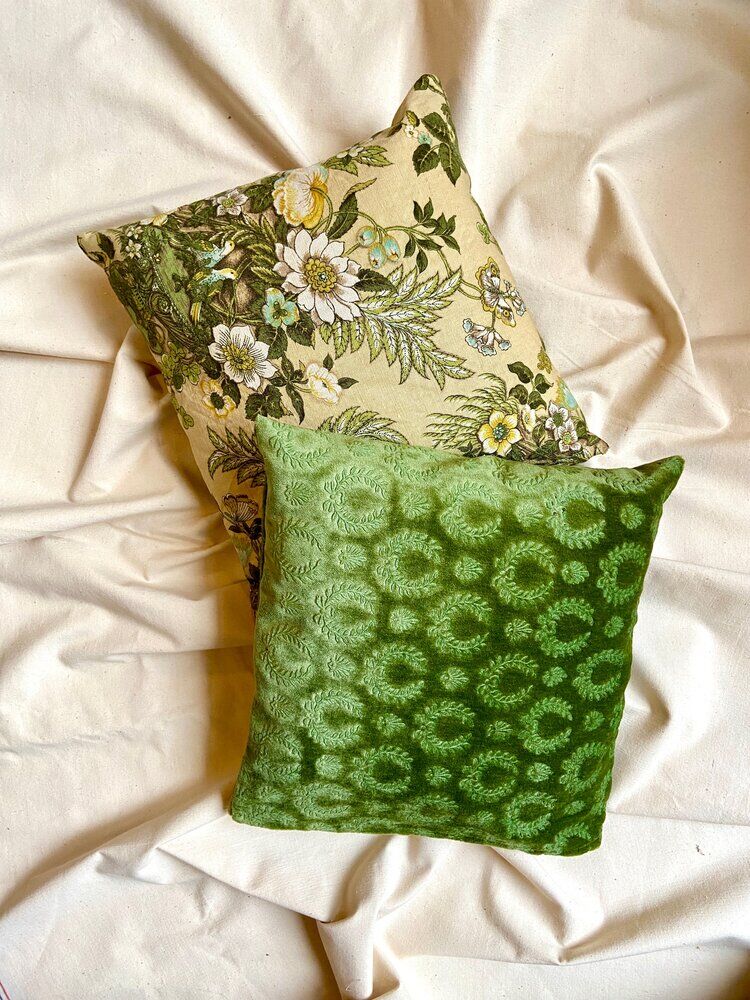 Green embroidered velvet cushion 40 cm