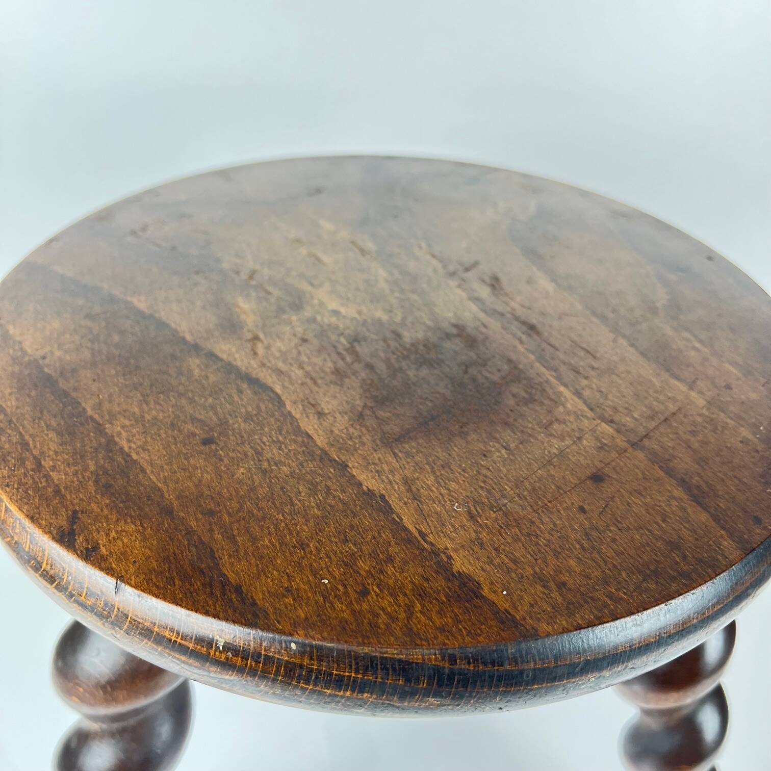 Tabouret ancien en bois massif à pieds torsadés, début XXe