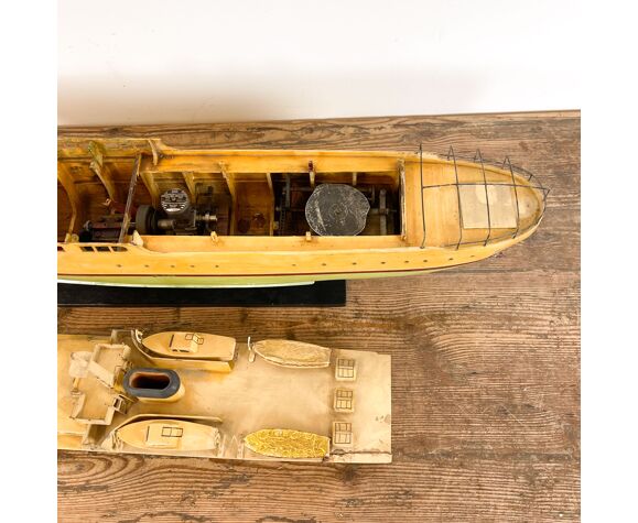 Bateau modèle en bois peint vintage avec moteur