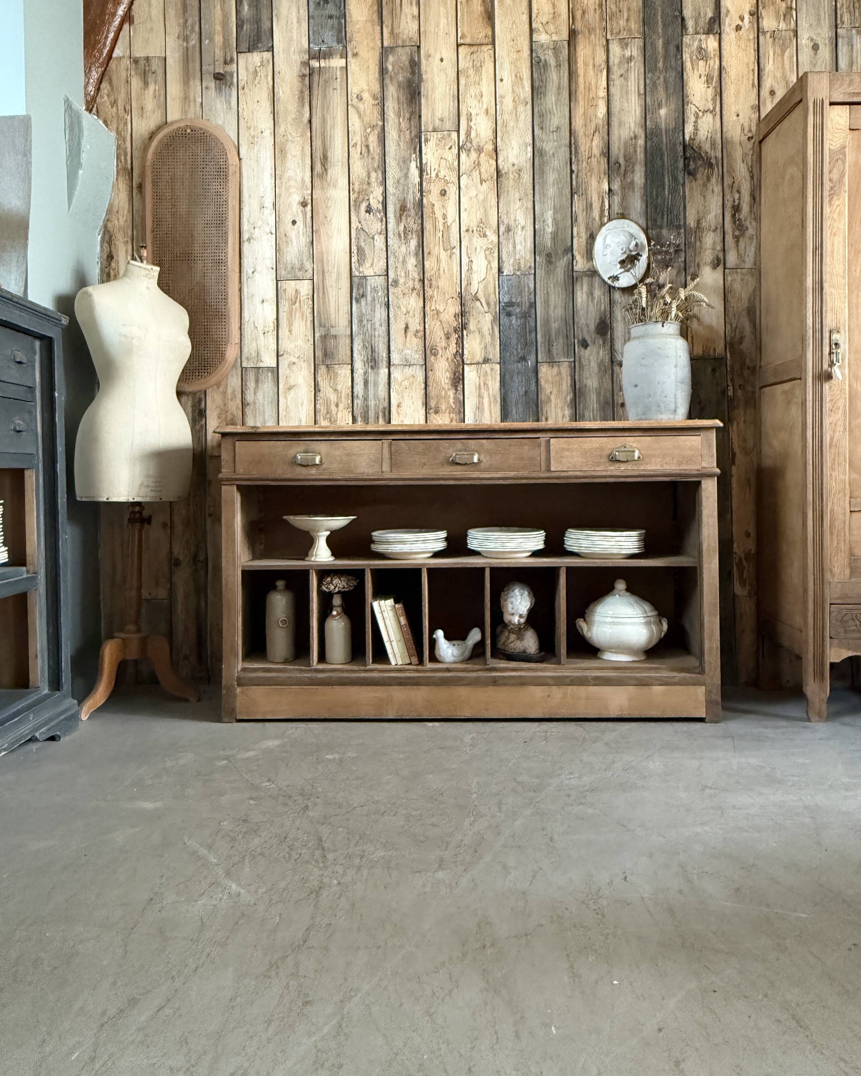 Ancien comptoir de métier avec tiroirs et casiers, rénové