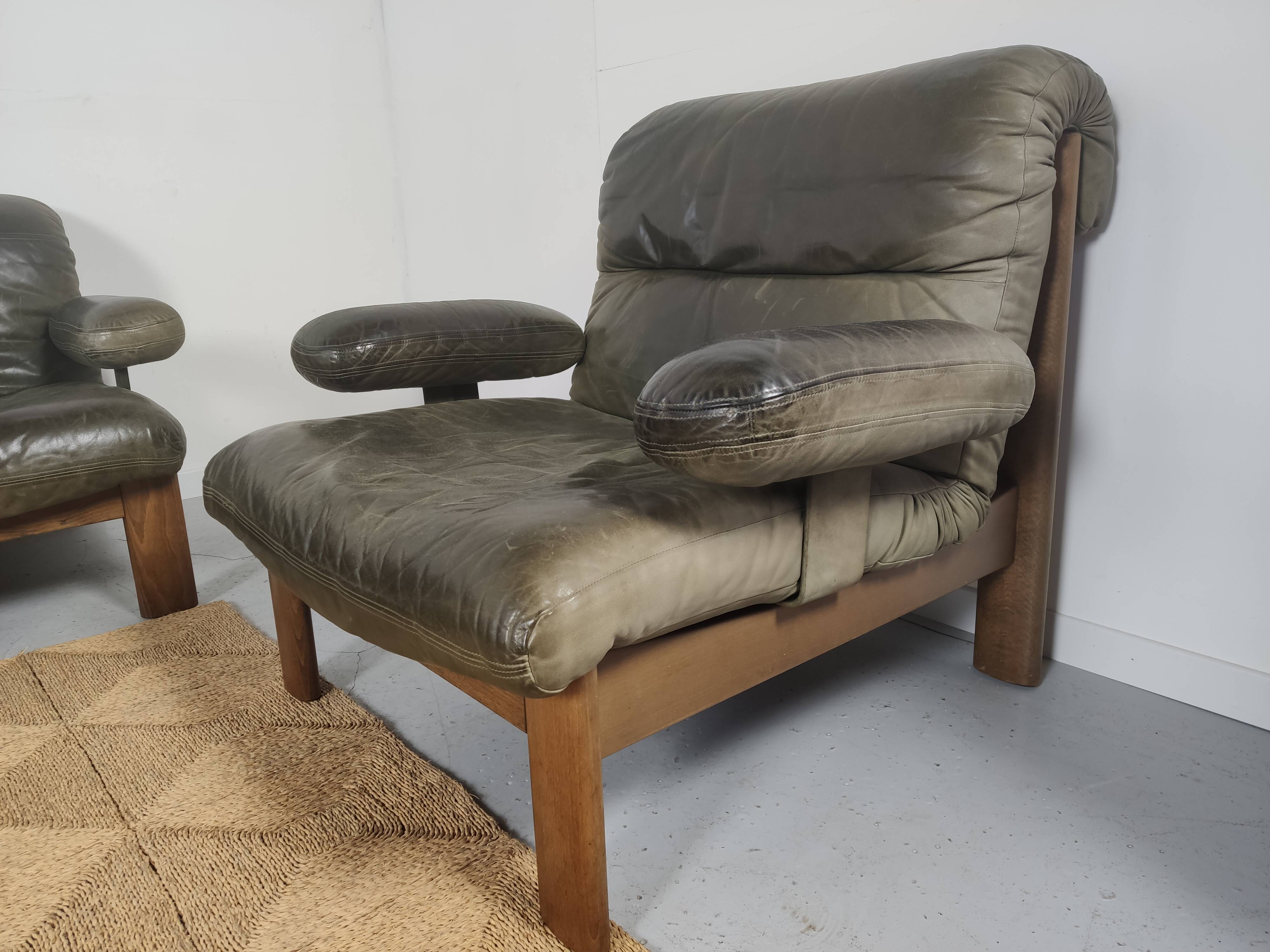 Modulable sofa an armchair in leather and wood