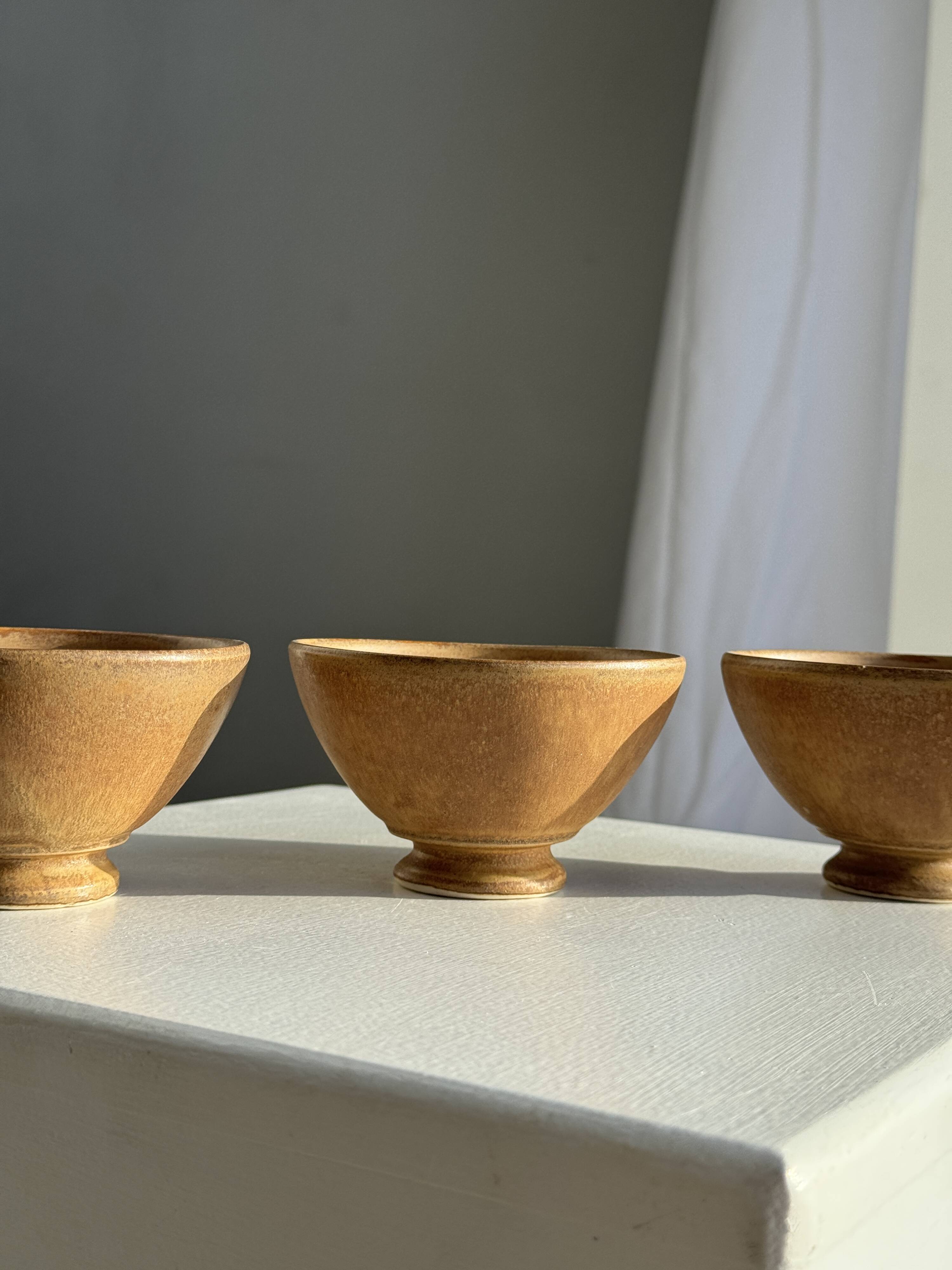 Set of 3 vintage mini bowls on foot, stoneware on pedestal H9 D10.