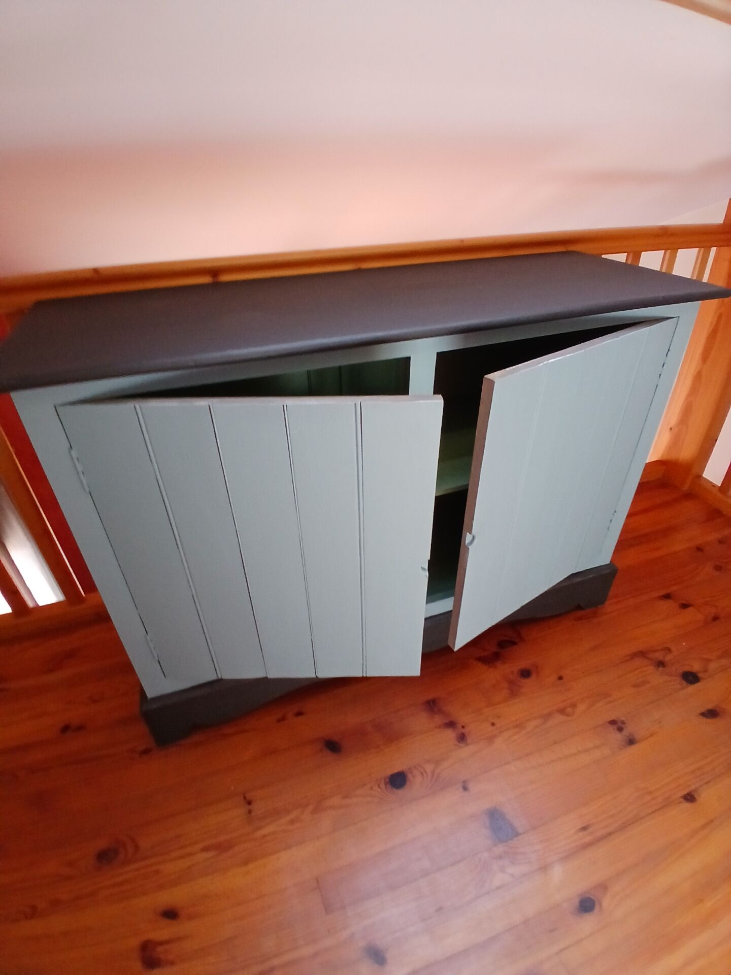 Bahut en bois peint