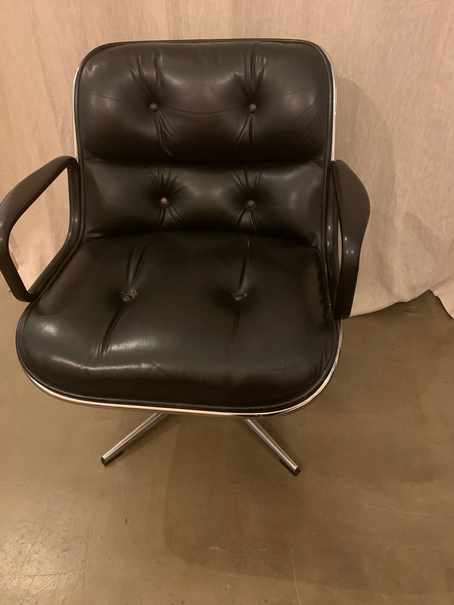 Black leather armchair by Charles Pollock for Knoll International