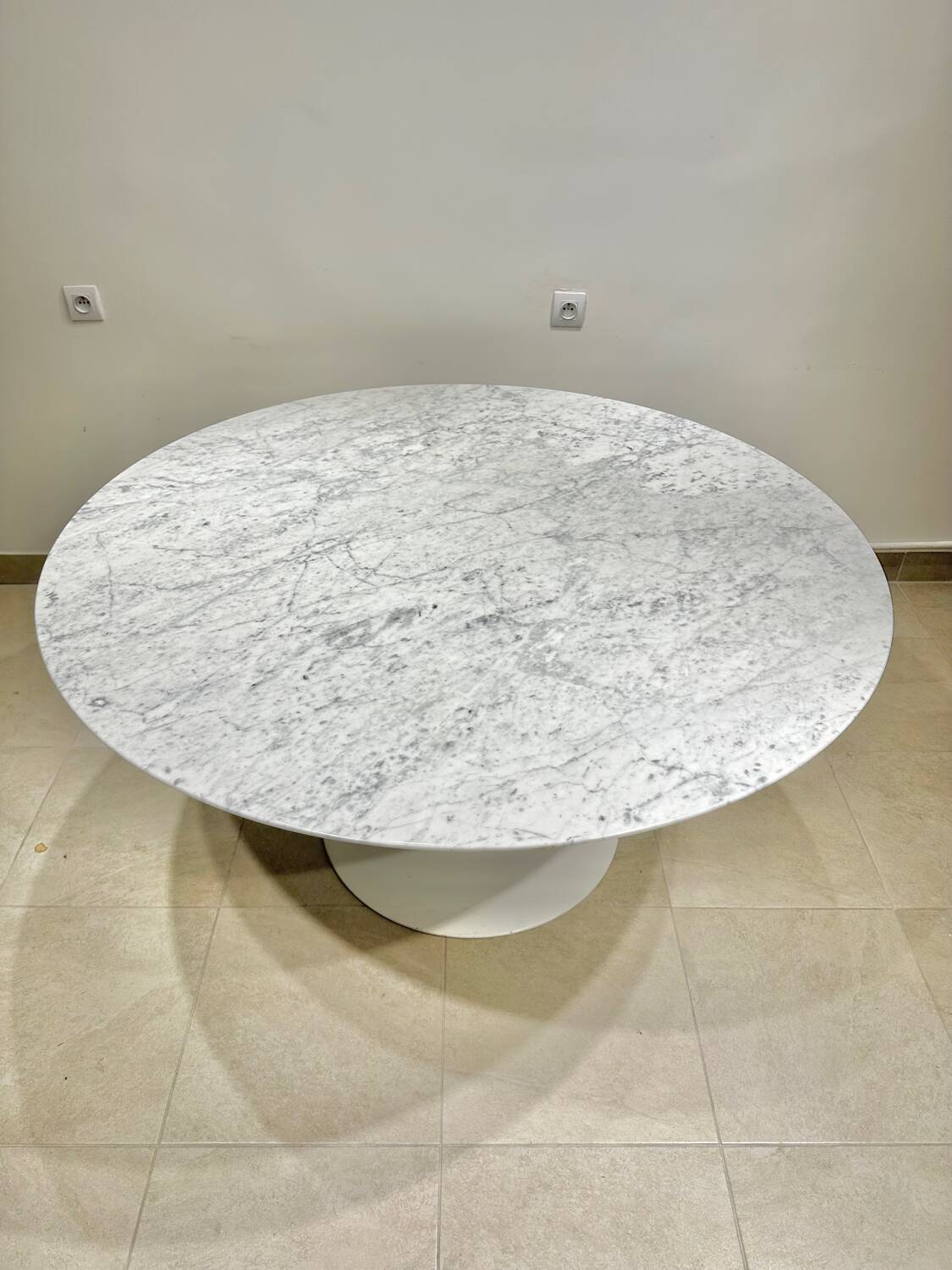 Knoll Saarinen Tulip Table 137cm in marble