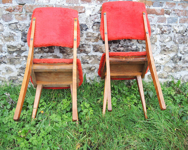 2 anciennes chaises ‘moumoute’ rouges