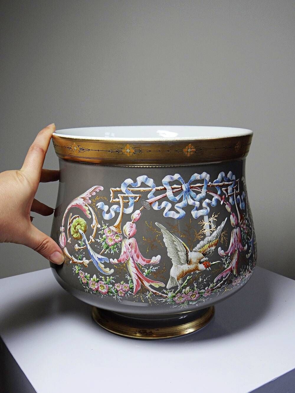 Large antique cache-pot in glazed porcelain, rockwork decoration with a bird, 19th century.