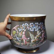 Grand cache-pot ancien en porcelaine émaillée, décor rocaille à l’oiseau, XIXe