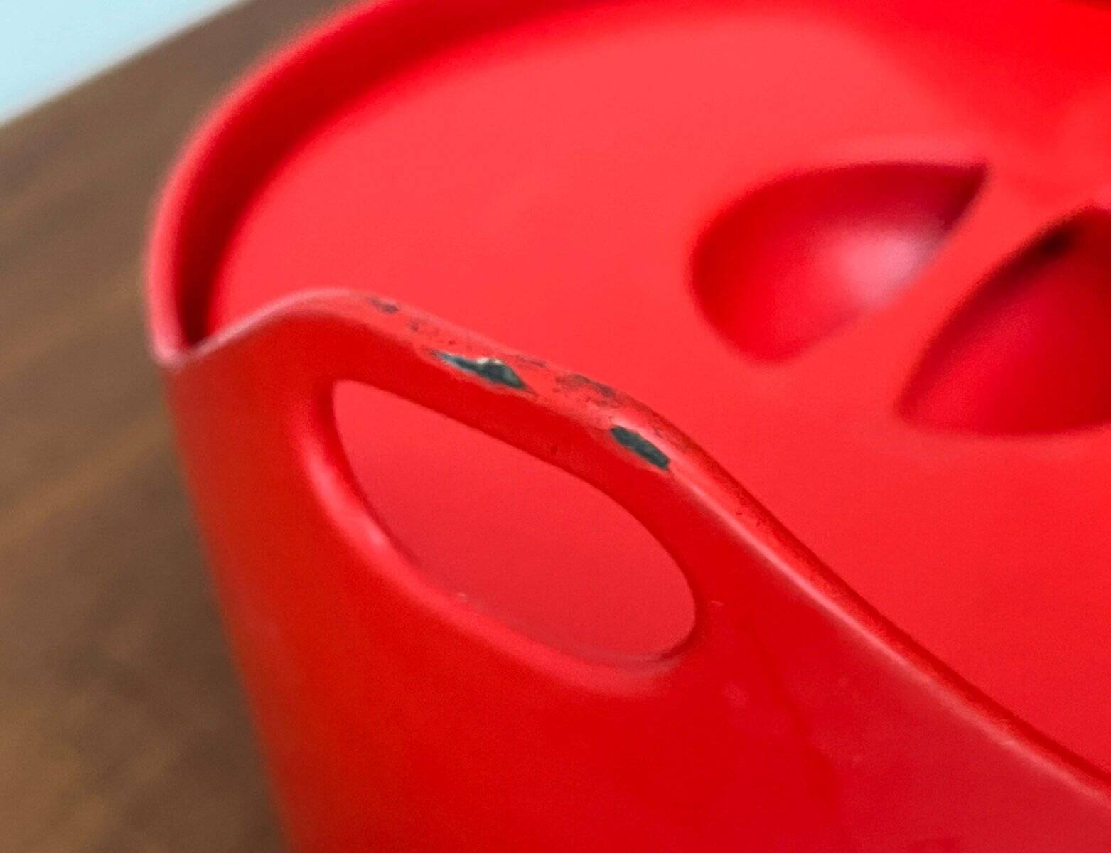 Red enamelled cast iron pot in mid-century style with teak handle by Timo Sarpaneva for Rosenlew of Finland, 1960s.