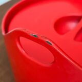 Red enamelled cast iron pot in mid-century style with teak handle by Timo Sarpaneva for Rosenlew of Finland, 1960s.