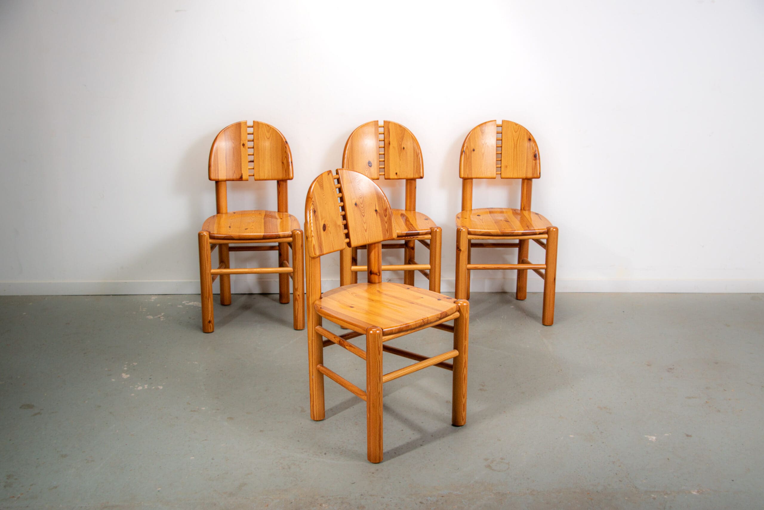 Ranier Daumiller dining room set with 4 chairs and round dining table