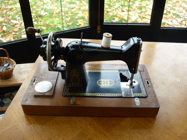 Gelria black metal sewing machine