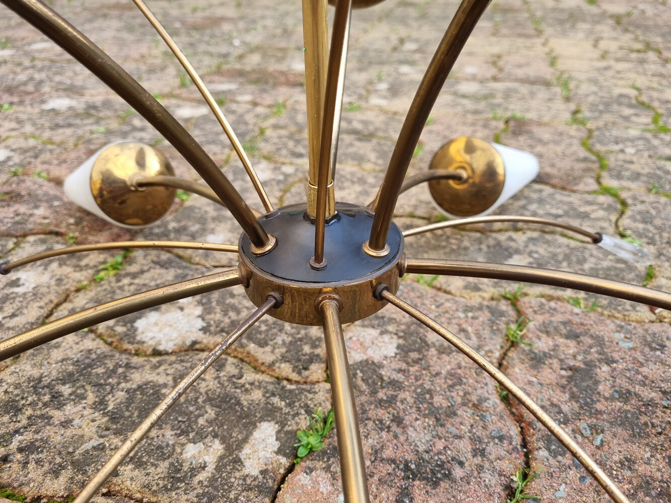 Suspension sputnik, 8 lights, brass, tulips opaque glass, vintage, 50s