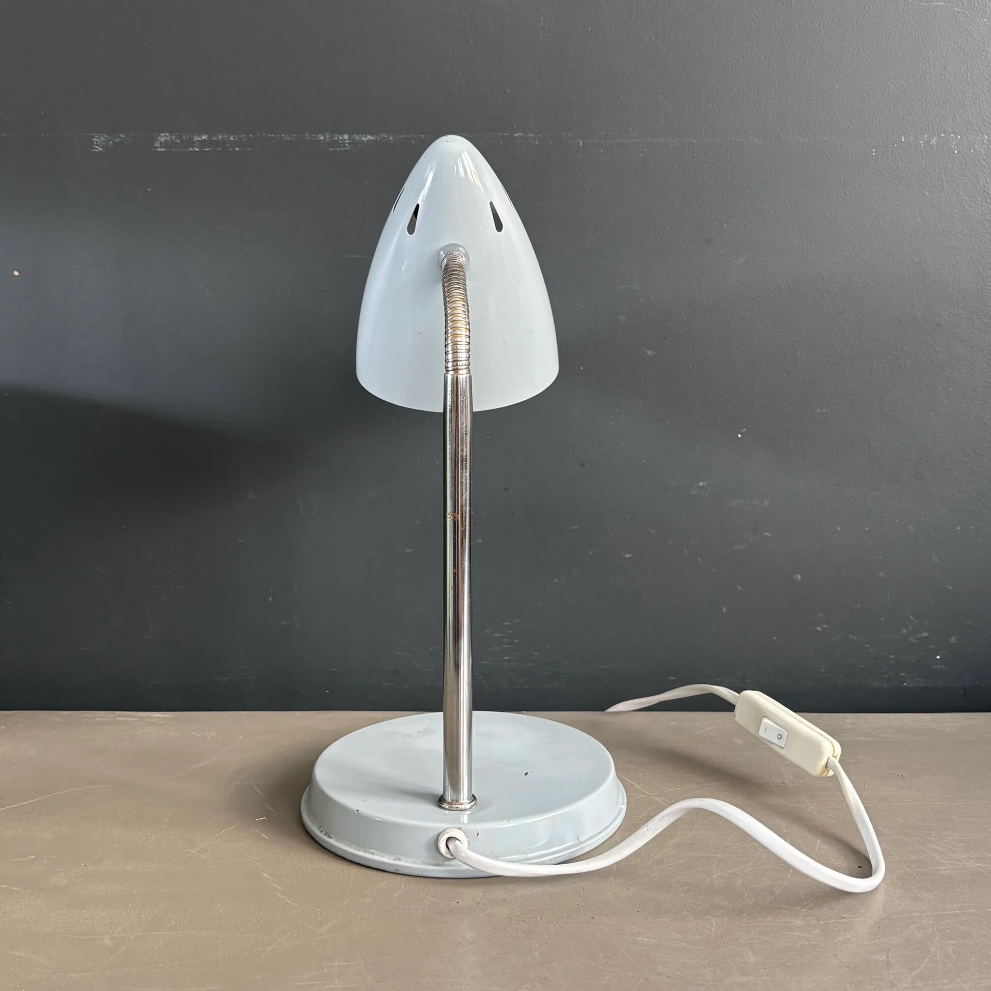 Vintage desk lamp Kompernass adjustable in pearl grey lacquered metal.