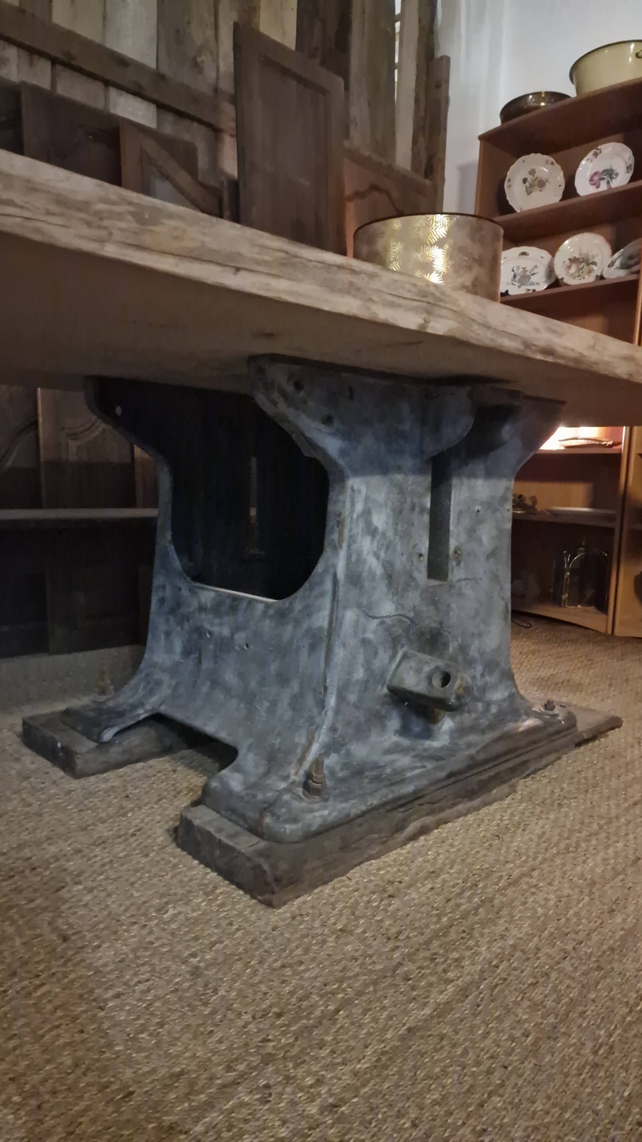 Table création en orme massif et machine industrielle