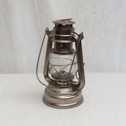 Ancienne lampe à pétrole lanterne design W.Germany numérotés dimension : hauteur -26cm- L-15,5cm-