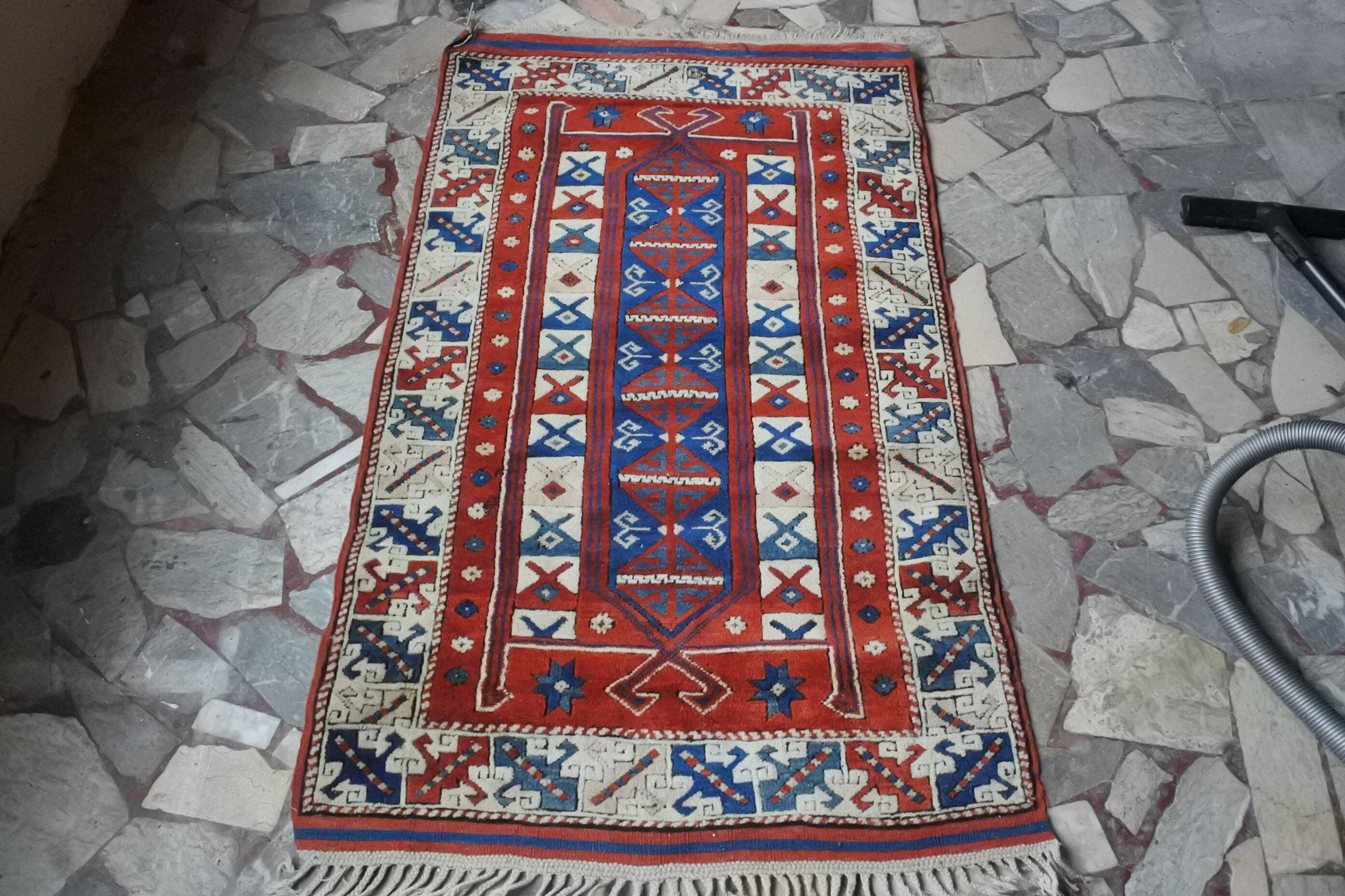 Vintage hand-knotted kazak rug 185x127cm