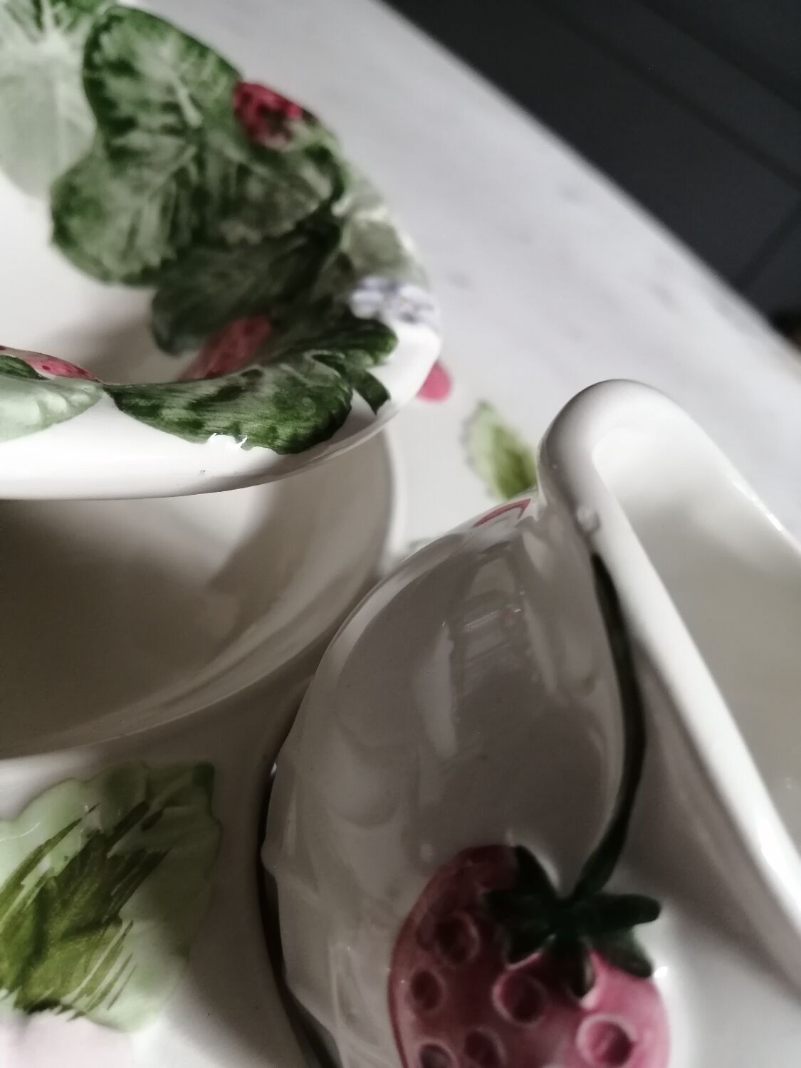 Slip dish for strawberries