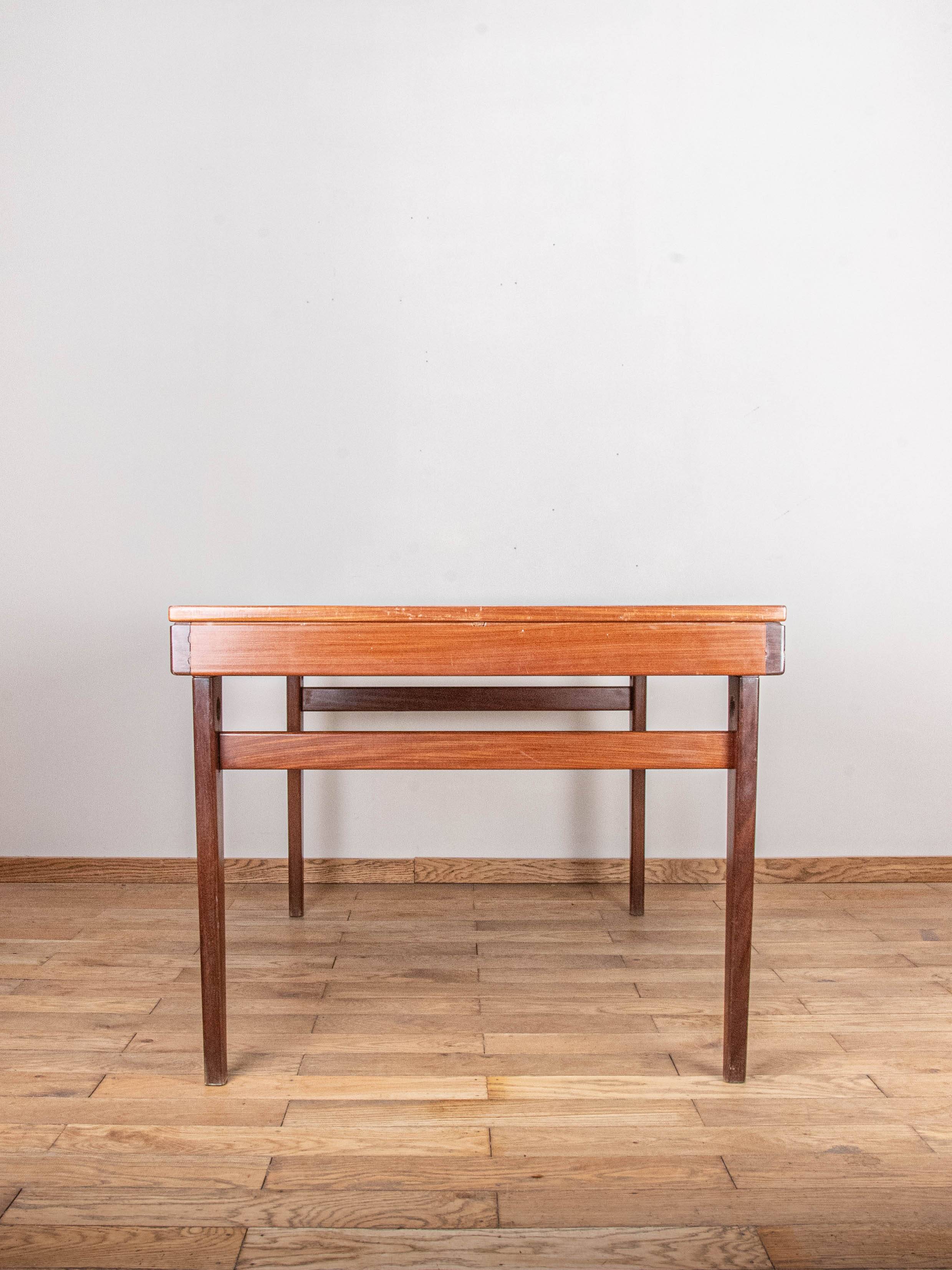 Scandinavian extendable table