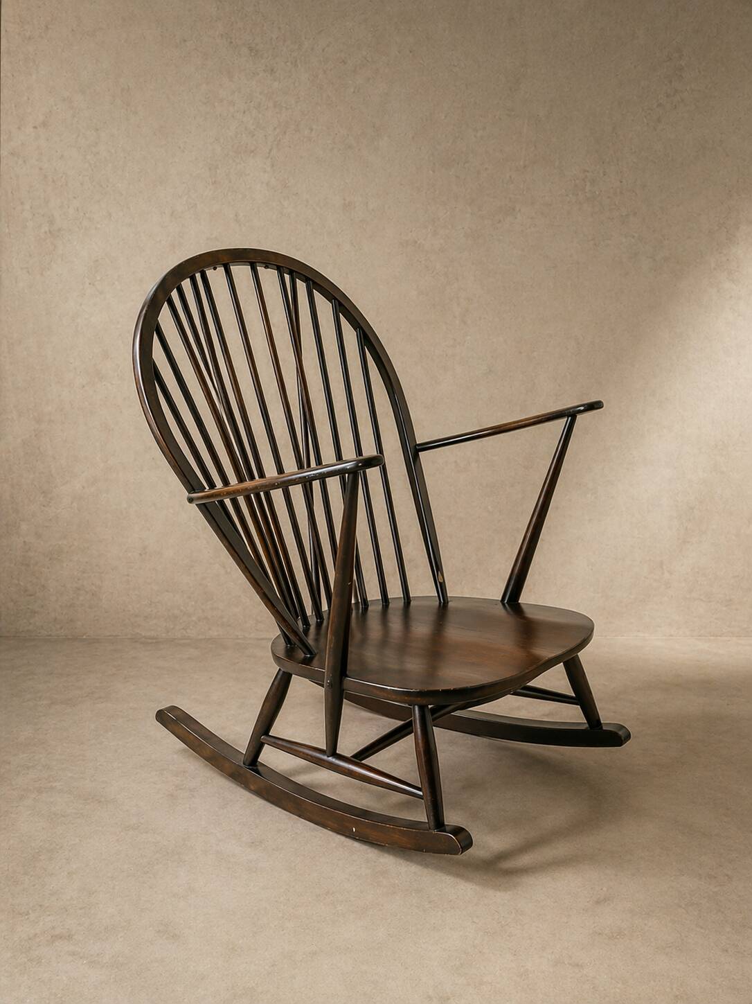 Fauteuil à bascule Ercol en orme circa 1960
