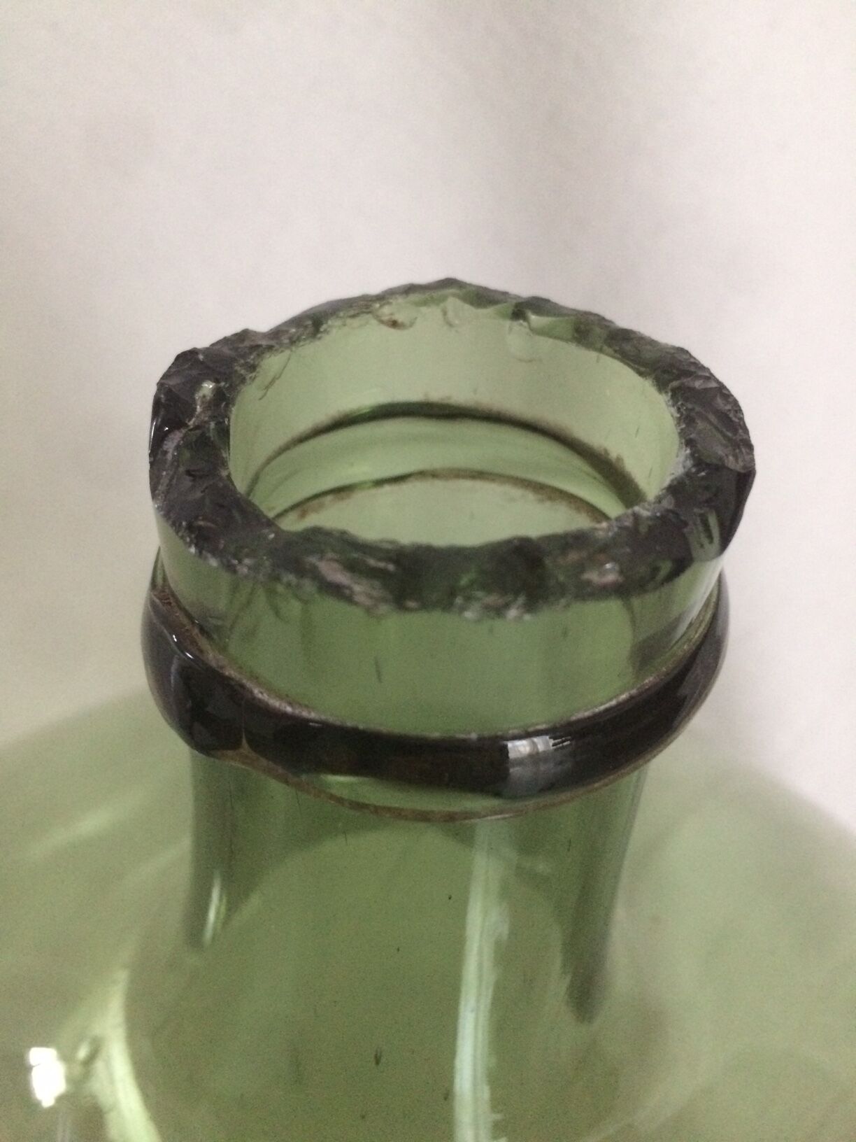 Dame-jeanne très ancienne verte d'environ 15L