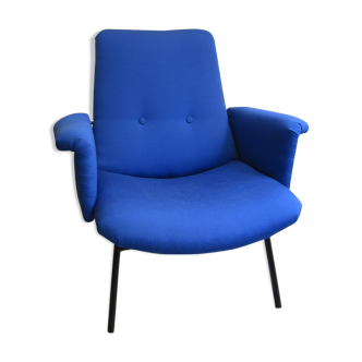 Fauteuil bleu nuit, SK660, par Pierre Guariche.