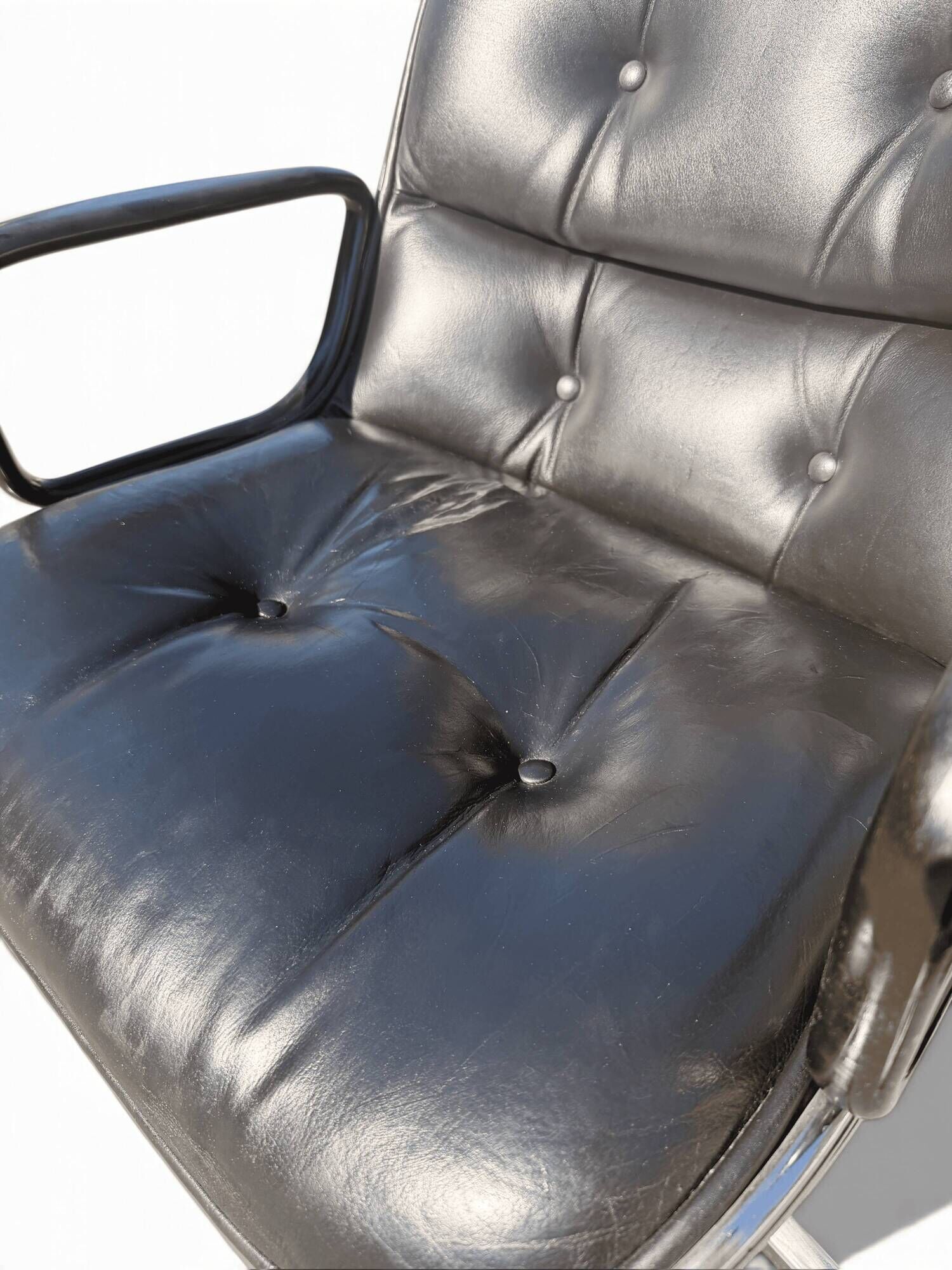Charles Pollock Executive Knoll office chair in black leather.