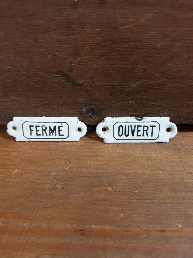 Closed open enamelled plates