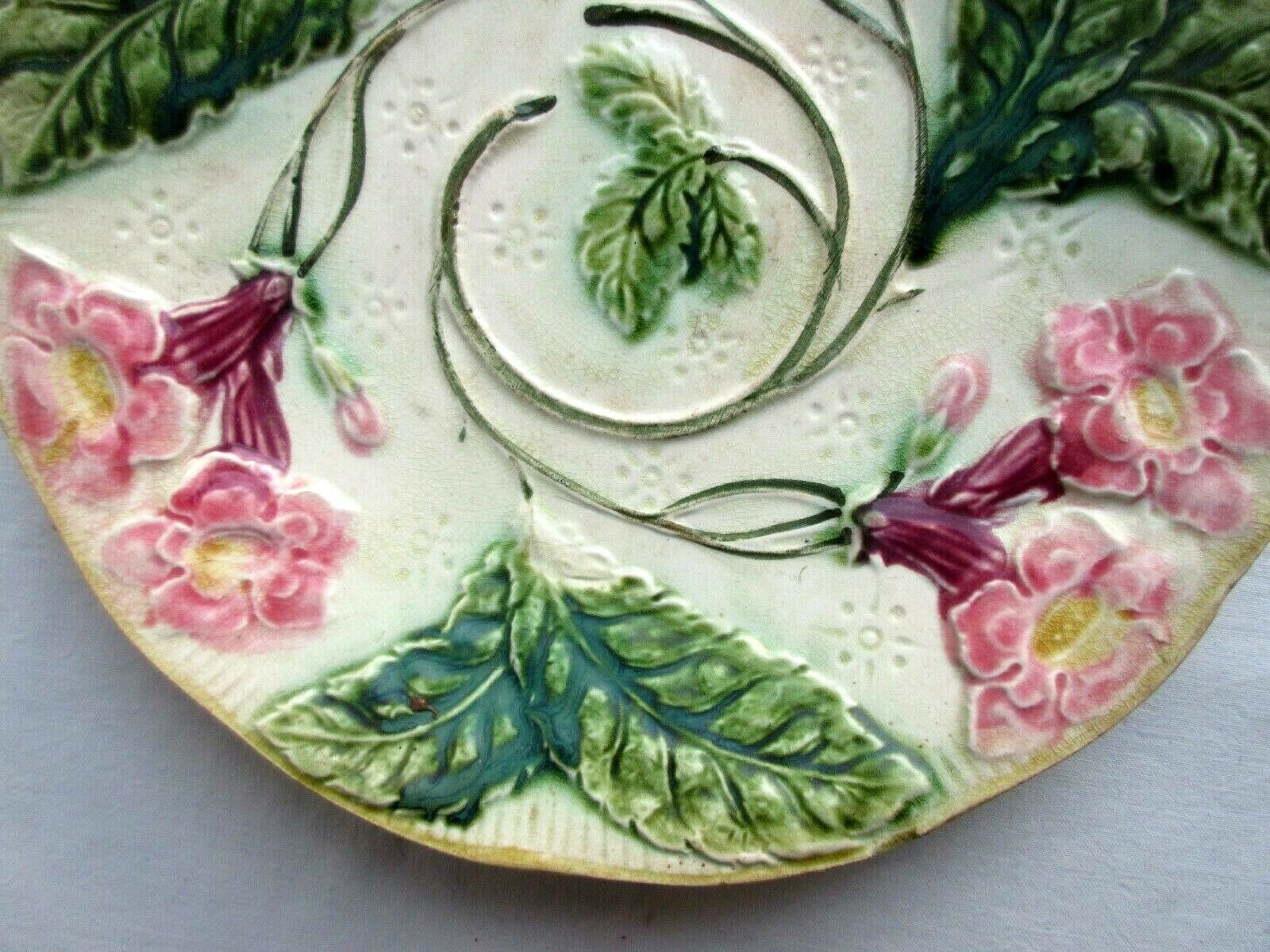 Art Nouveau dabbling plate, Production Onnaing: Pink freesias