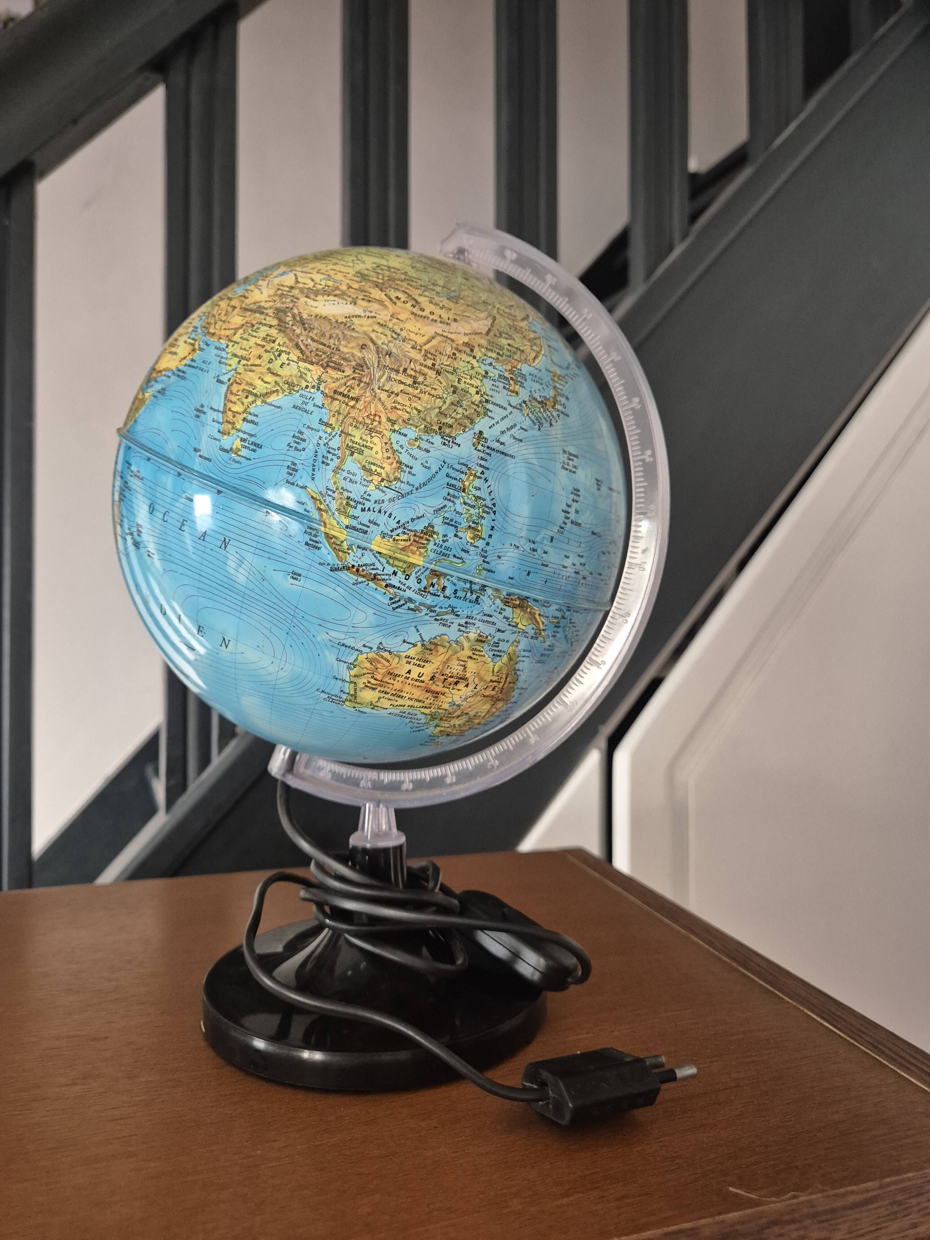 Vintage illuminated globe. Ideal for decoration or for an office.