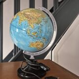 Vintage illuminated globe. Ideal for decoration or for an office.