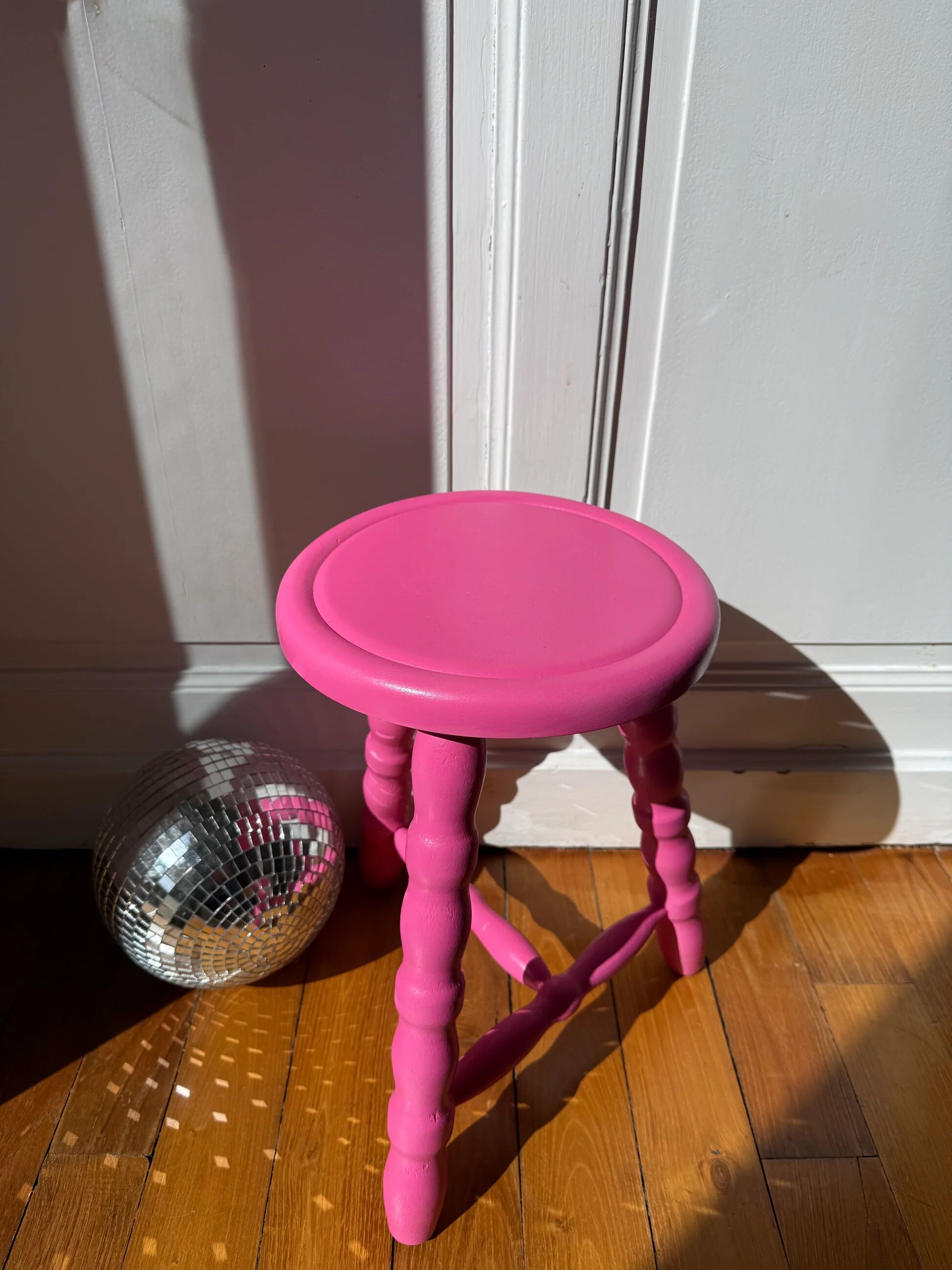 Wooden tripod stool - candy pink