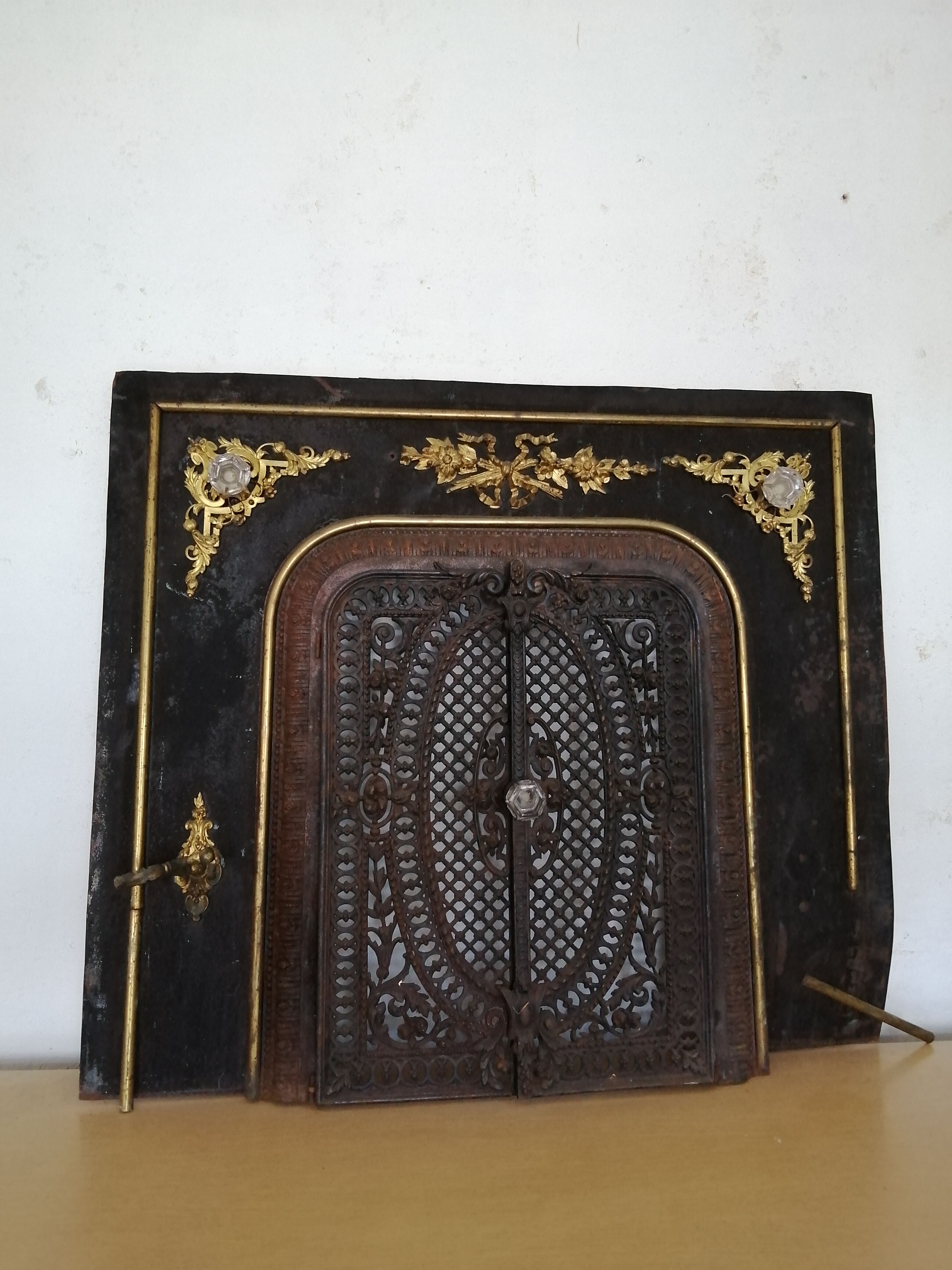 Fireproof adornment against chimney heart