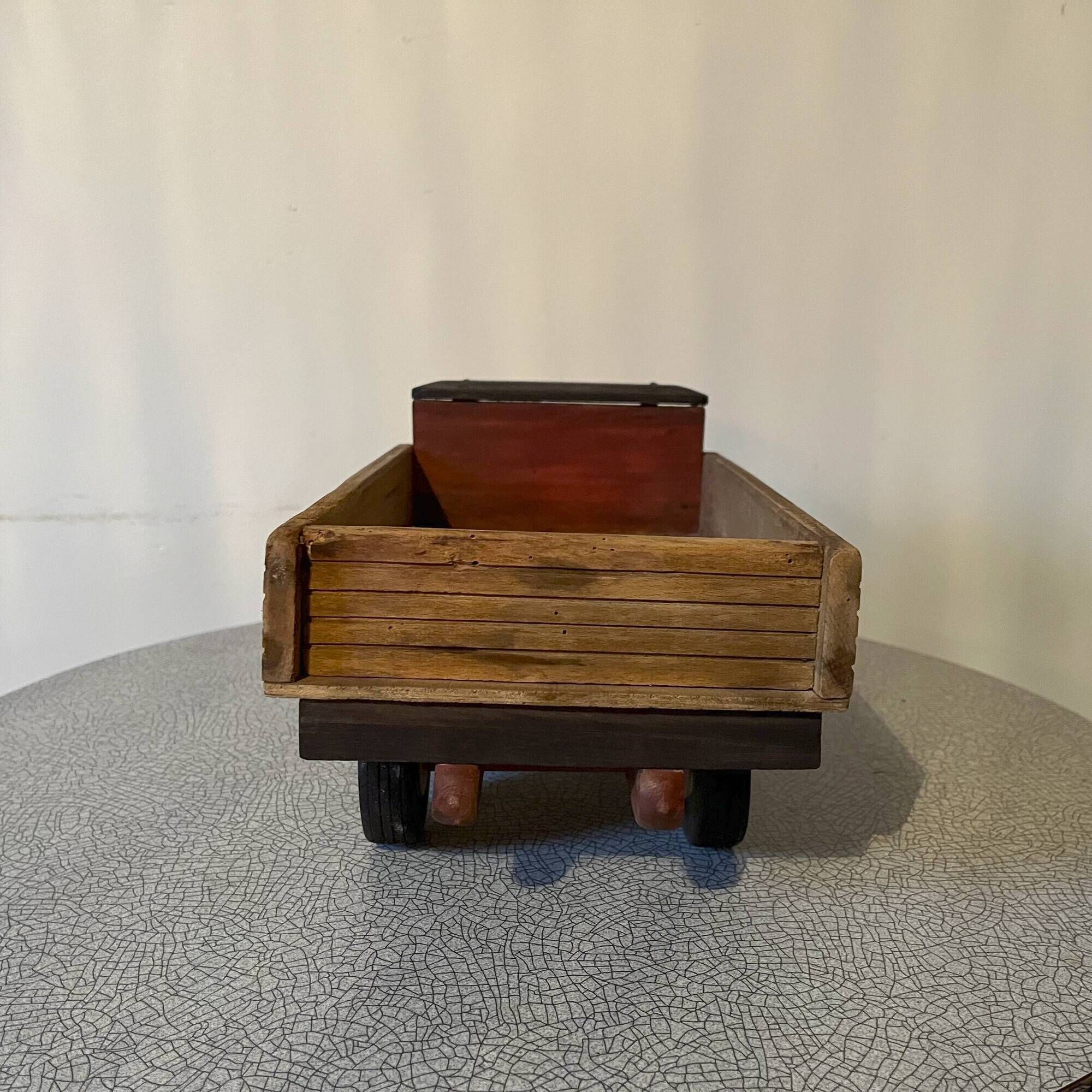 Camion en bois de la marque française Dejou