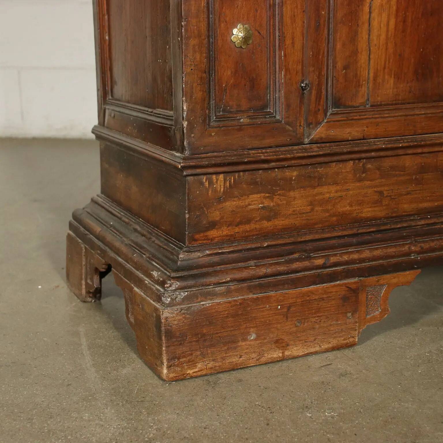 Baroque buffet in walnut and poplar, Italy, 18th century.