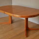 Table de repas en orme 2 rallonges pied central