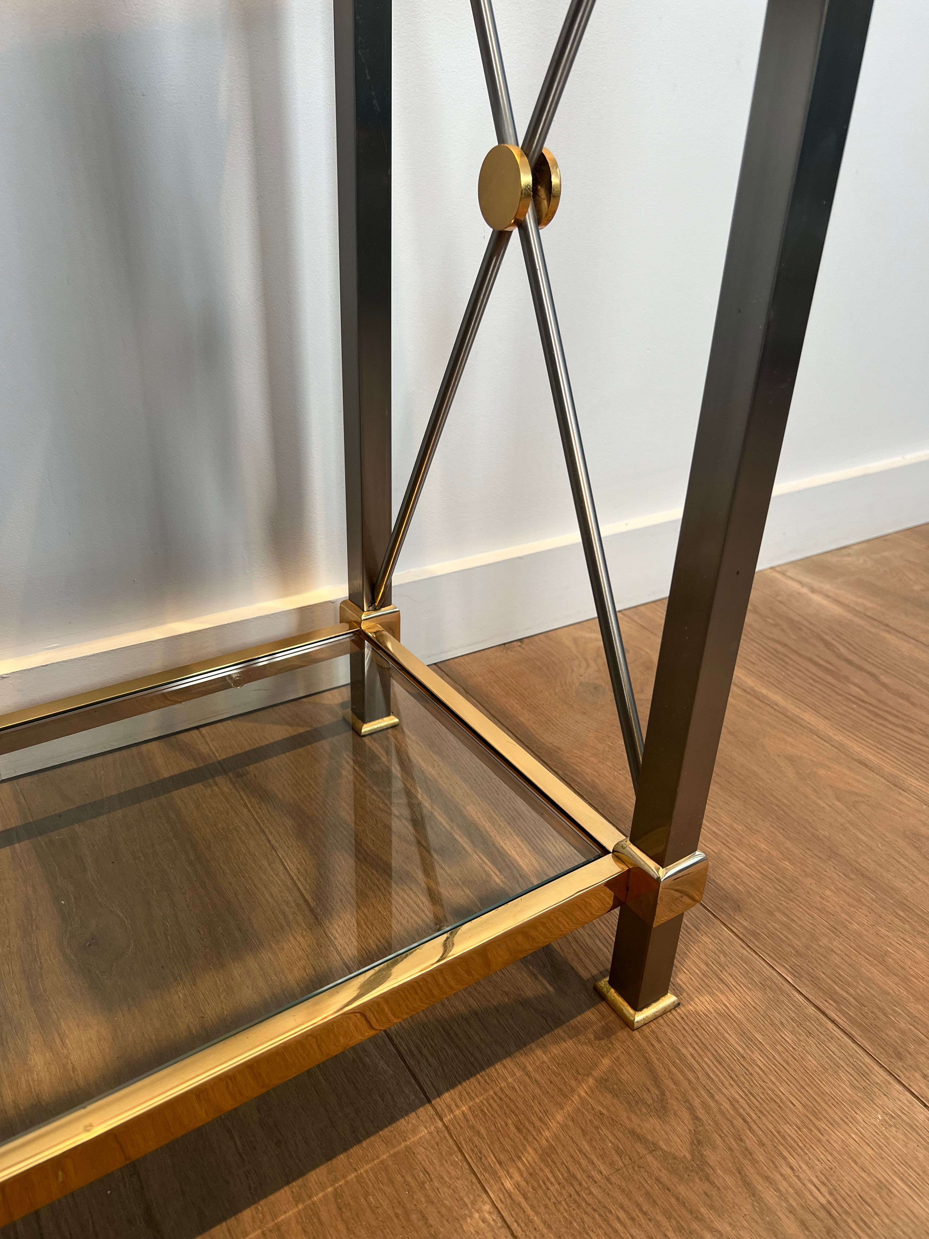 Console de style néoclassique en laiton doré et patine canon de fusil attribuée à la Maison Jansen