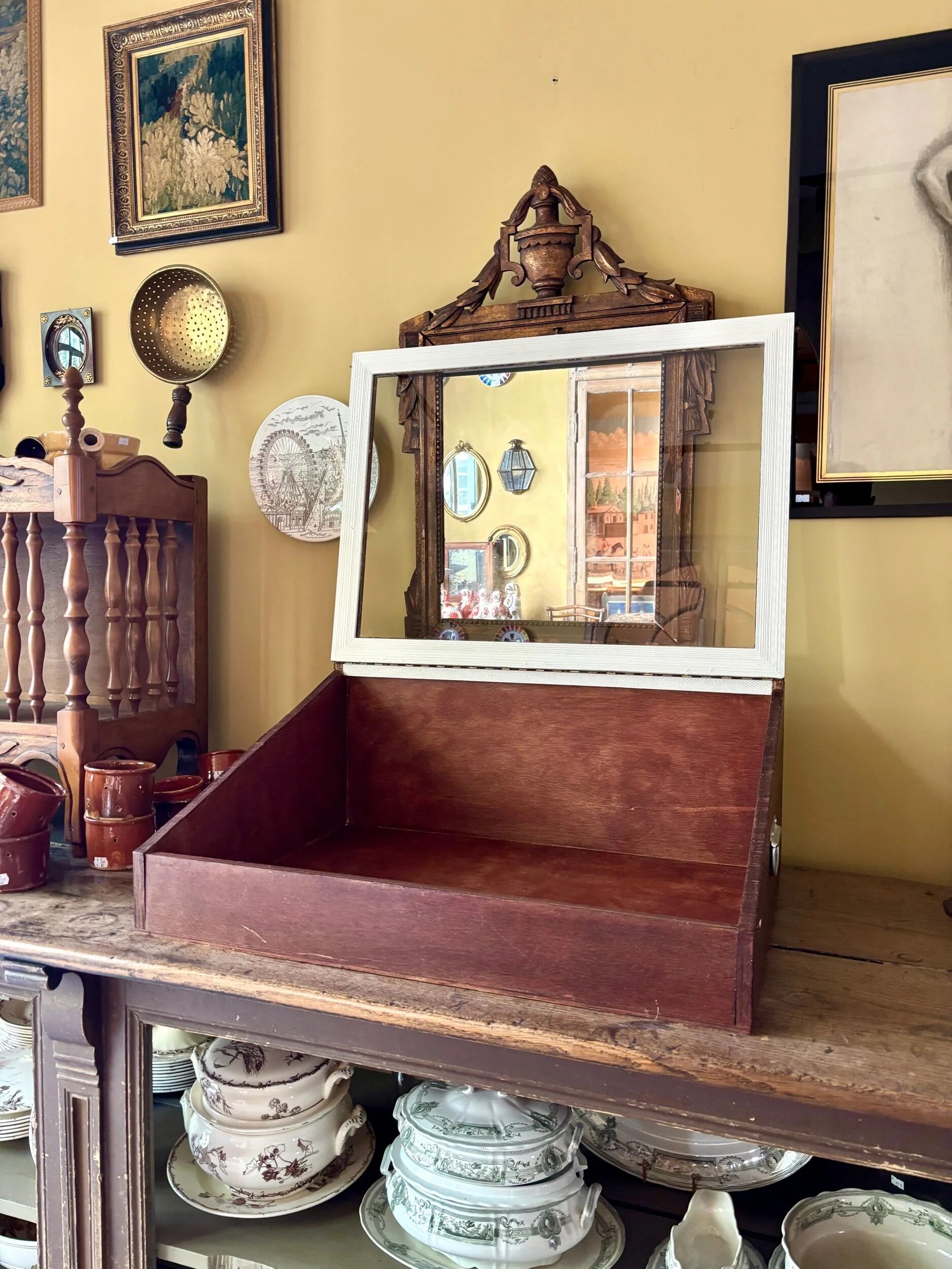 Vitrine de présentation en bois foncé et verre