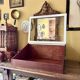 Vitrine de présentation en bois foncé et verre