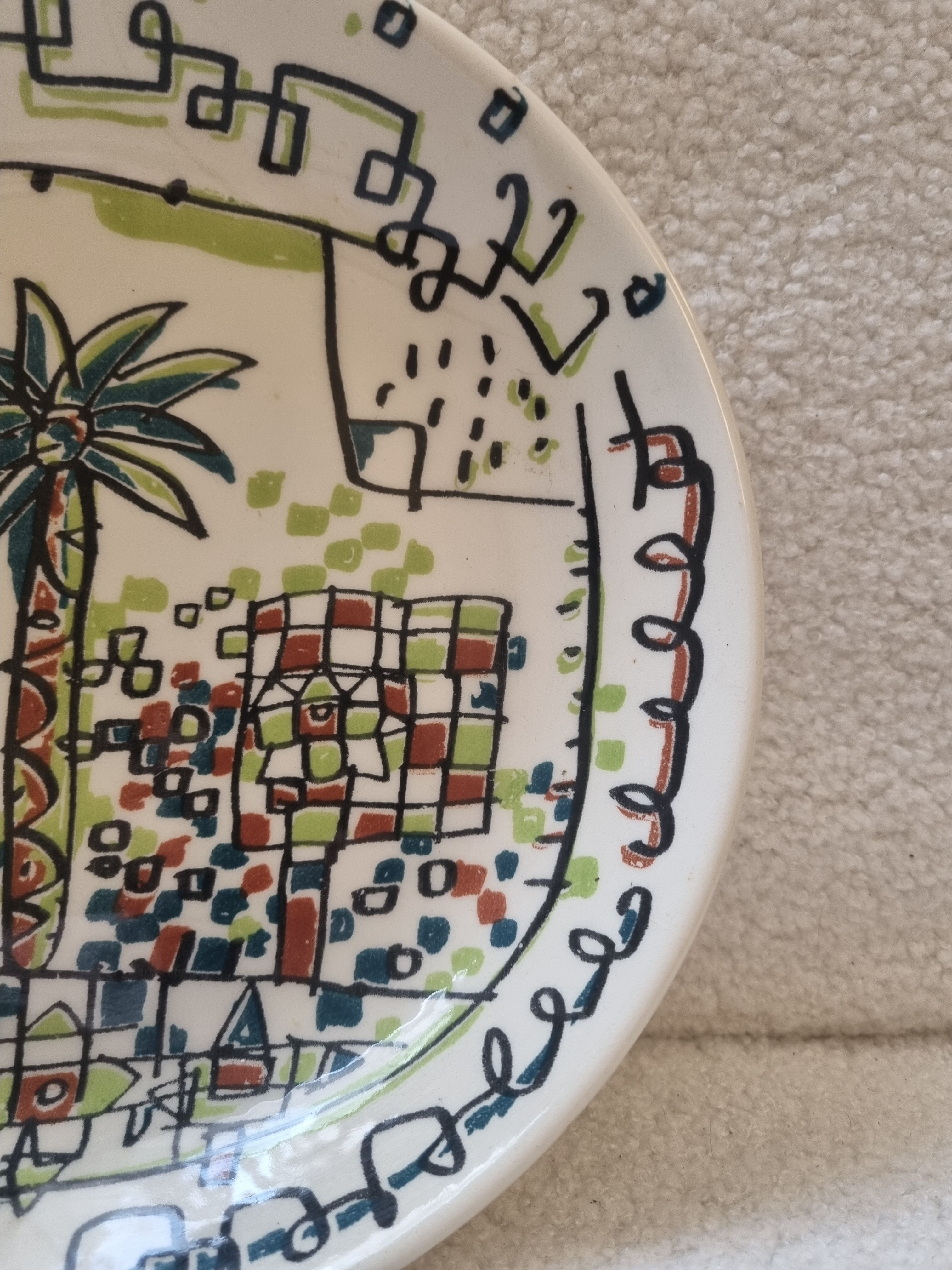 Hollow round dish impressionist décor by Javier Mariscal