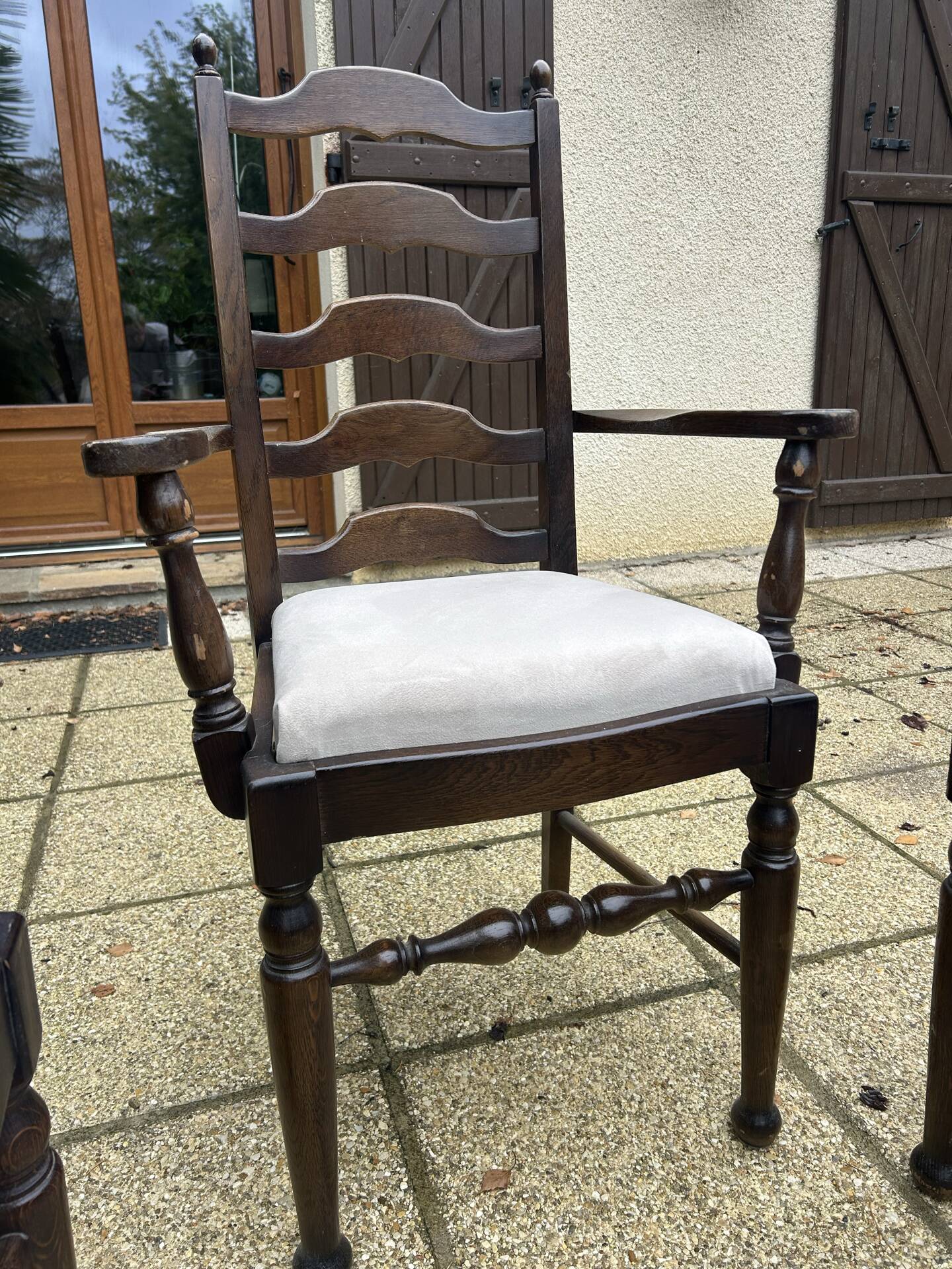 Ensemble de 6 chaises de salle à manger en chêne ancien rembourrées, comprenant 2 fauteuils.