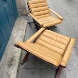 Paire de fauteuils pliants en cuir palissandre