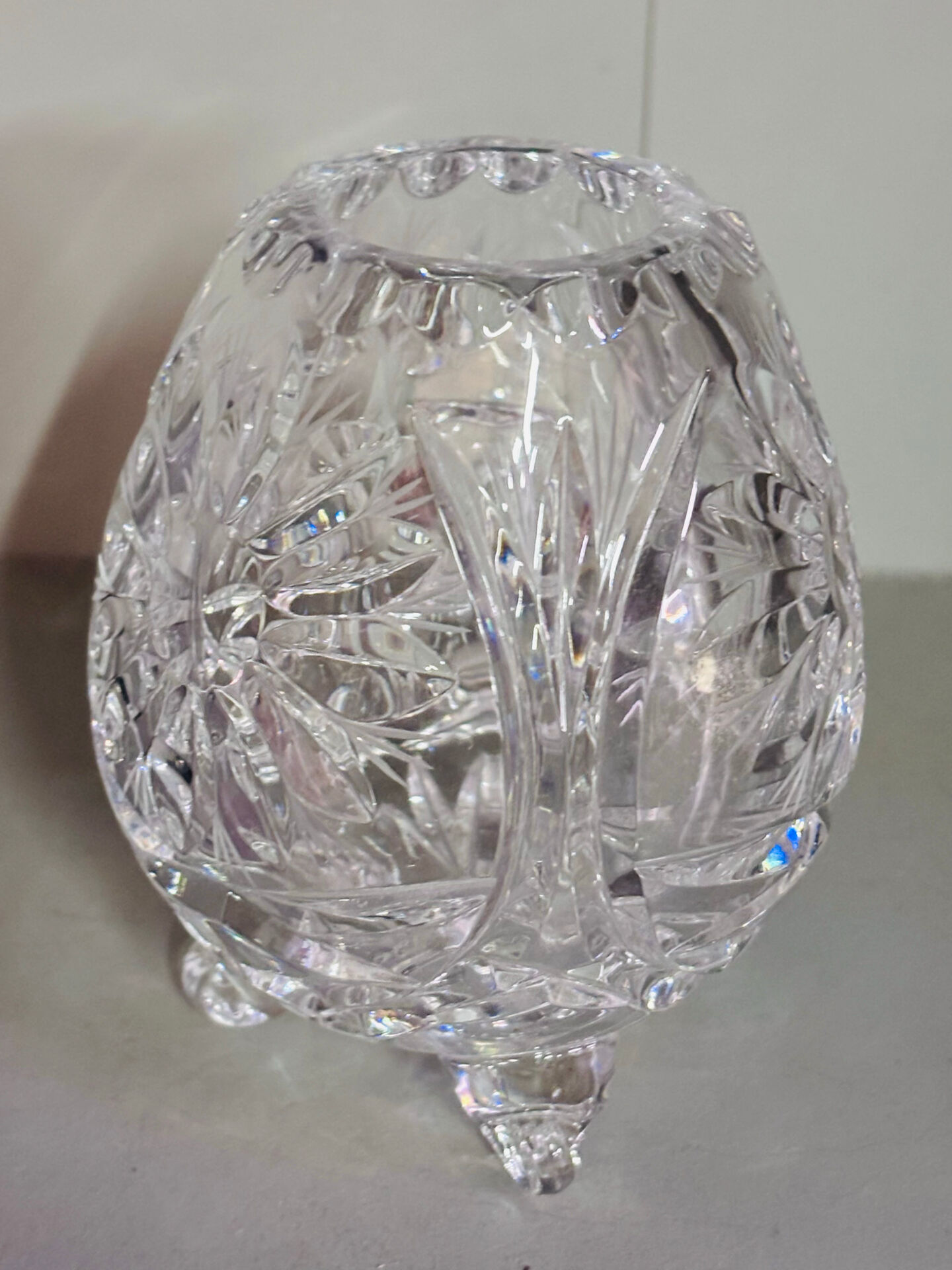 Vase tripodes en cristal en forme d’œuf .