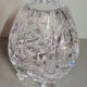 Vase tripodes en cristal en forme d’œuf .