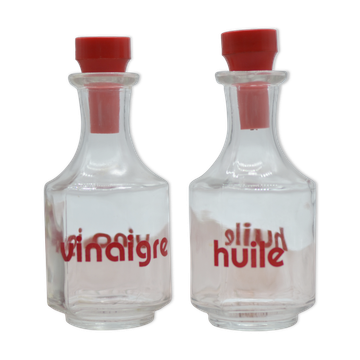 Huile et vinaigre avec écriture rouge