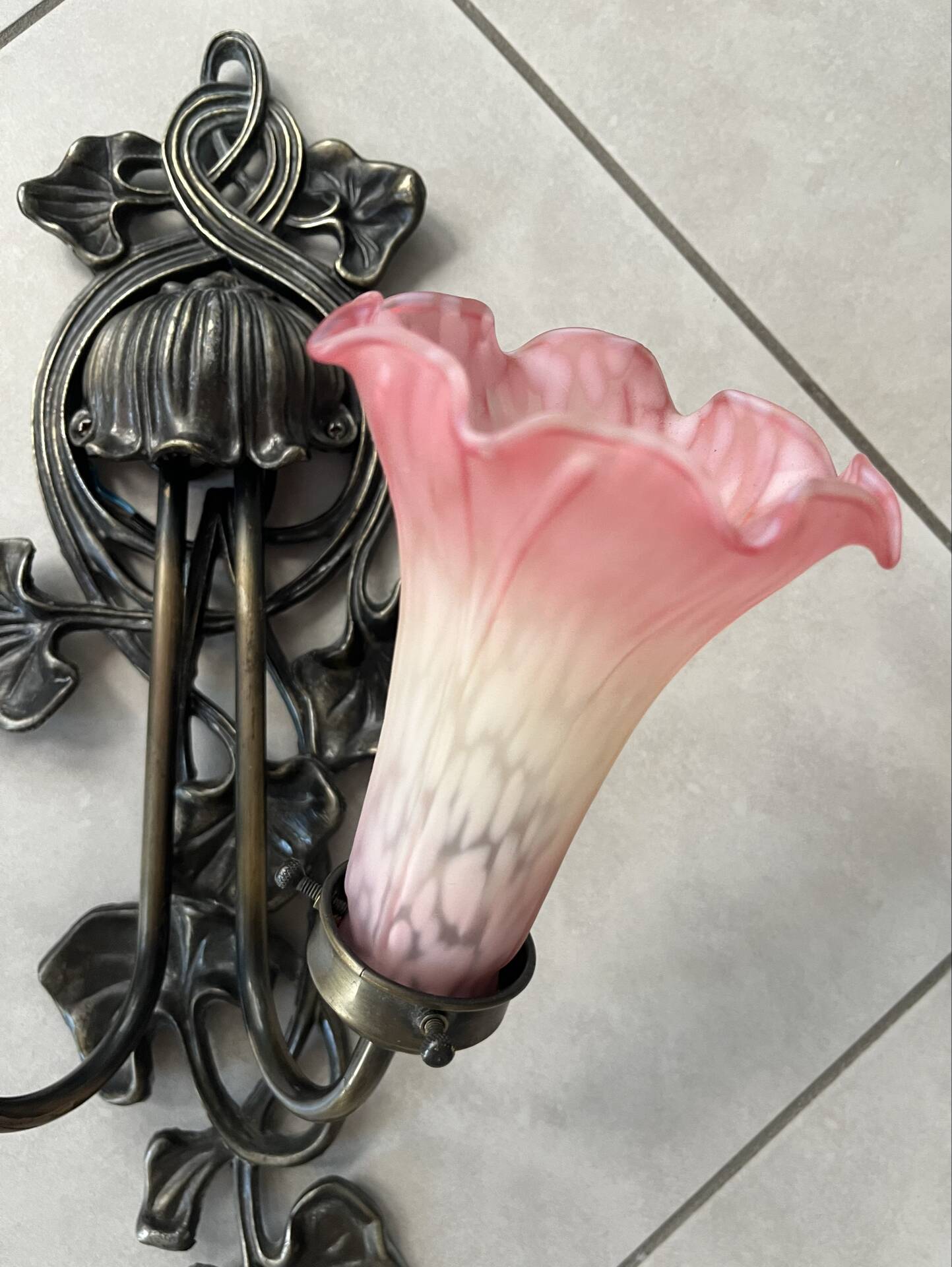 Apply 2 pink tulip Art Nouveau wall lights.
